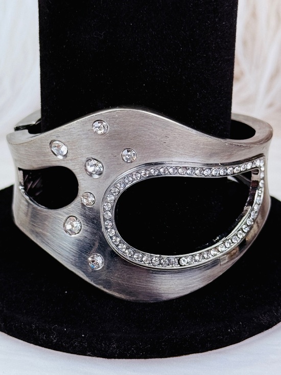 Jewelry - Gorgeous weighted Silvertone bling wideband statement bracelet